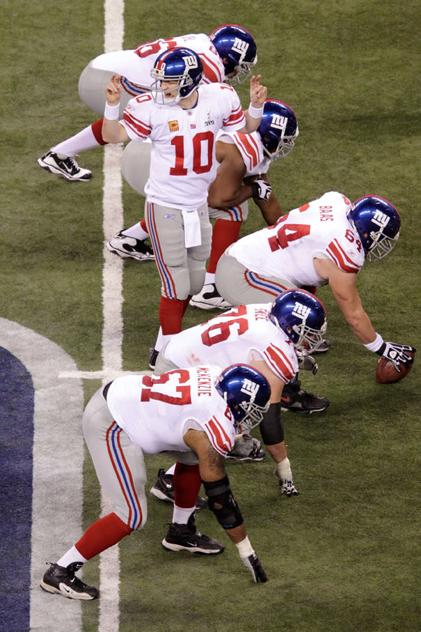 Le quaterback des Giants Eli Manning donne les consignes à ses coéquipiers dans le 4e quart temps.