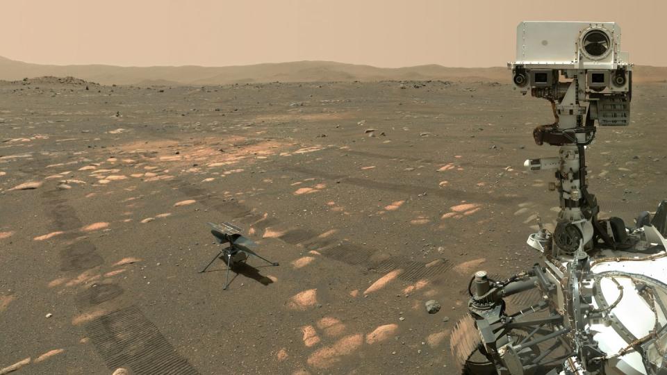 Der Nasa-Rover «Perseverance» (r) neben dem Mini-Hubschrauber «Ingenuity» auf dem Mars.
