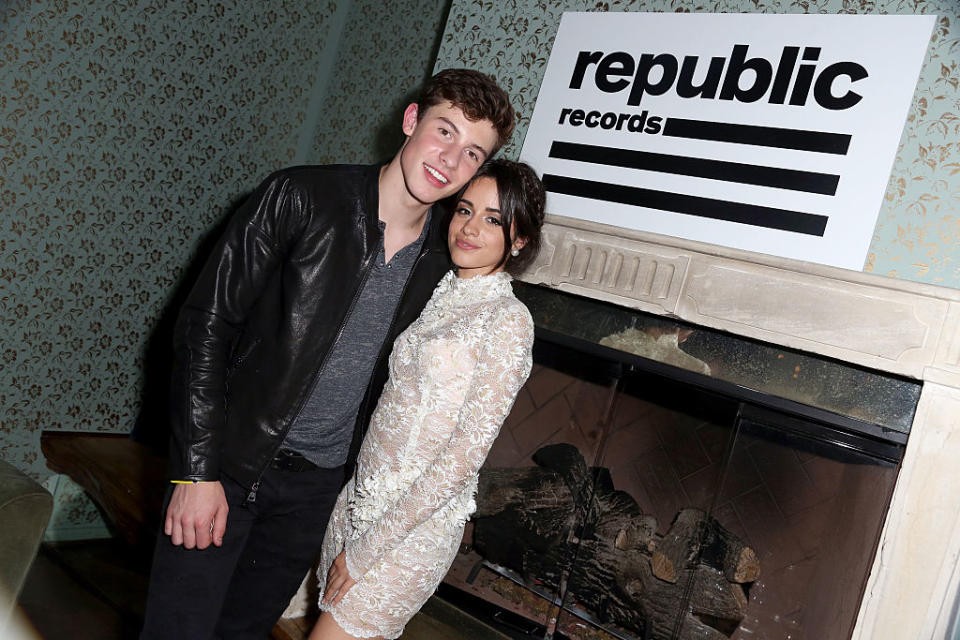 2015年8月30日，Shawn Mendes 和 Camila Cabello 參加 MTV音樂短片大獎 after party。Camila 身穿 Oglia Loro 連身裙。