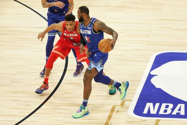 LeBron James de Los Ángeles Lakers recorta a Giannis Antetokounmpo de los Milwaukee Bucks, durante el tercer cuarto del partido All Star de la NBA en el United Center