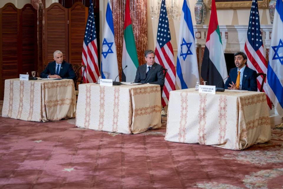 美國國務卿布林肯(Antony Blinken,中)與以色列外長拉皮德(Yair Lapid,左)、阿拉伯聯合大公國外長Sheikh Abdullah Bin Zayed Al Nahyan(右) 13日在華府進行三方會談。(圖:美國國務院)