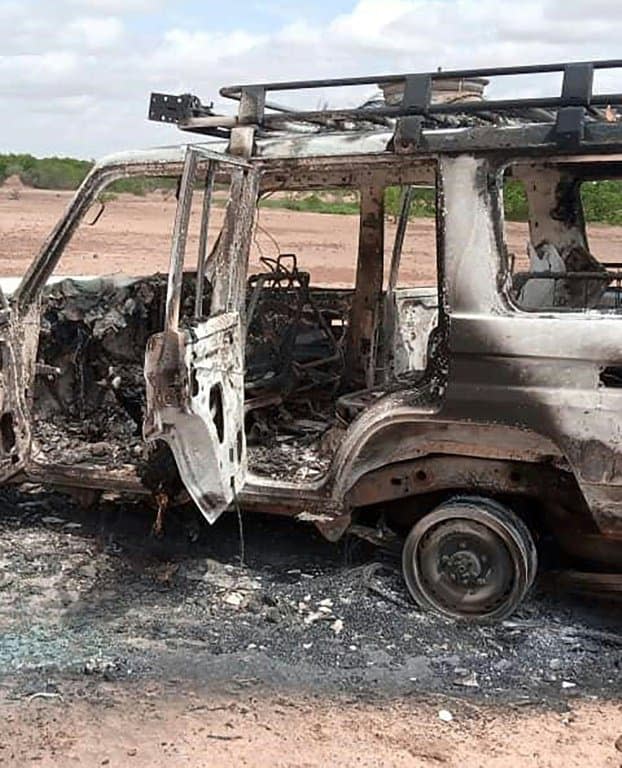 La voiture calcinée où se trouvaient les six Français et les deux Nigériens tués par des hommes armés dans la zone de Kouré, dans le sud-ouest du Niger, le 9 août 2020 - - © 2019 AFP