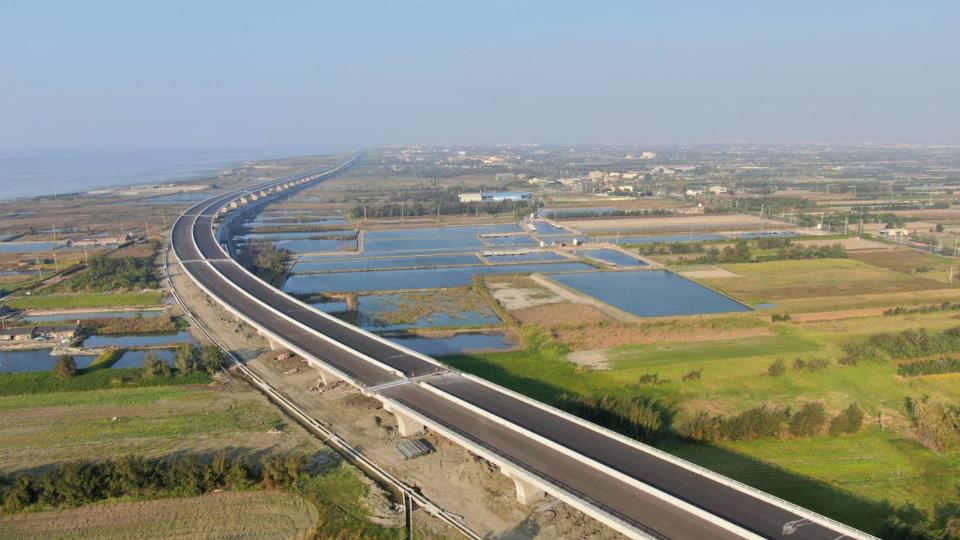 ▲西濱台61線快速道路成為國道1號、國道3號的替代道路，可以改善國道連續假日壅塞情形，減少旅行時間、行車成本。（圖／記者陳雅芳攝，2020.04.26）