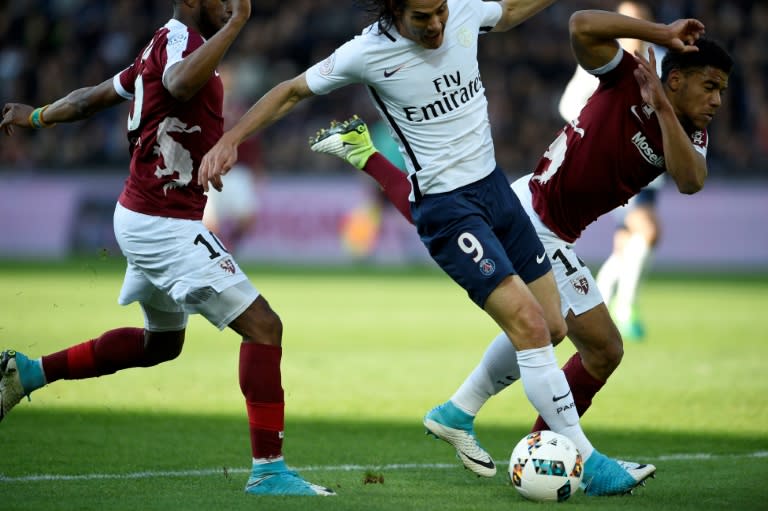 Metz' defender Matthieu Udol (R) vies for the ball with Paris Saint-Germain's forward Edinson Cavani (C) during the French L1 football match between Metz and PSG on April 18, 2017