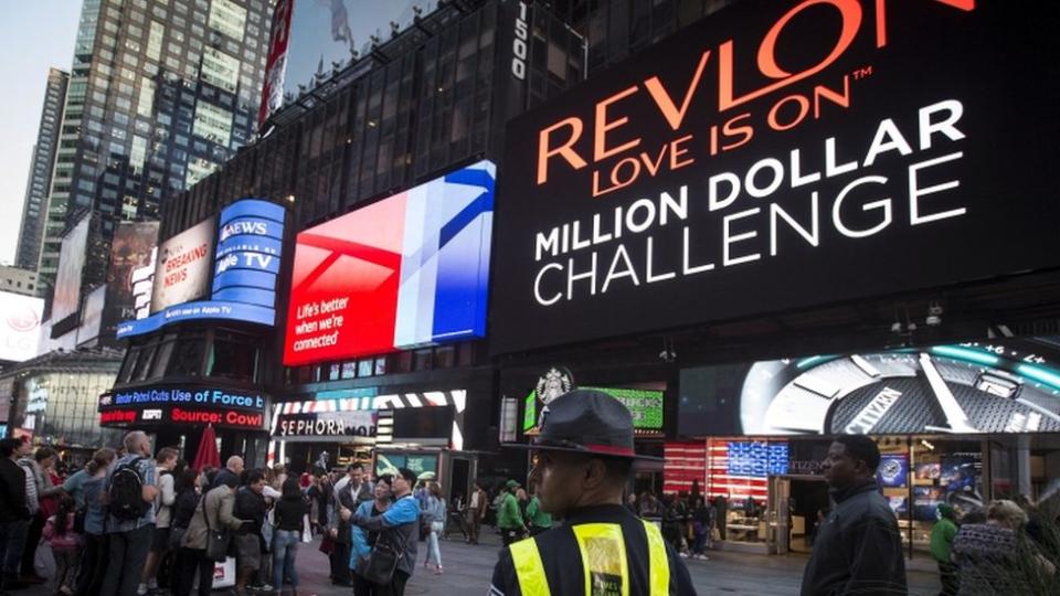 Logo de Revlon en la Quinta Avenida de Nueva York.