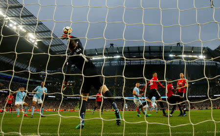 Soccer Football - Premier League - Manchester City vs Manchester United - Etihad Stadium, Manchester, Britain - April 7, 2018 Manchester United's David De Gea saves a shot from Manchester City's Sergio Aguero Action Images via Reuters/Lee Smith