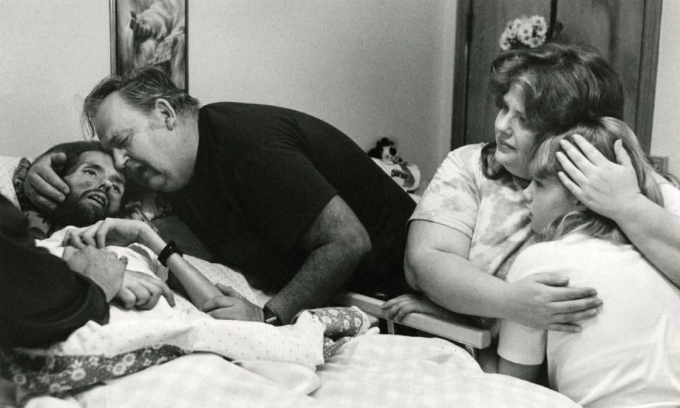 David Kirby en su lecho de muerte, Ohio, 1990. (© Therese Frare) <br> <br> <a href="http://life.time.com/history/behind-the-picture-the-photo-that-changed-the-face-of-aids/#1" rel="nofollow noopener" target="_blank" data-ylk="slk:Clic acá para ver la galería completa en LIFE.com;elm:context_link;itc:0;sec:content-canvas" class="link ">Clic acá para ver la galería completa en LIFE.com</a>