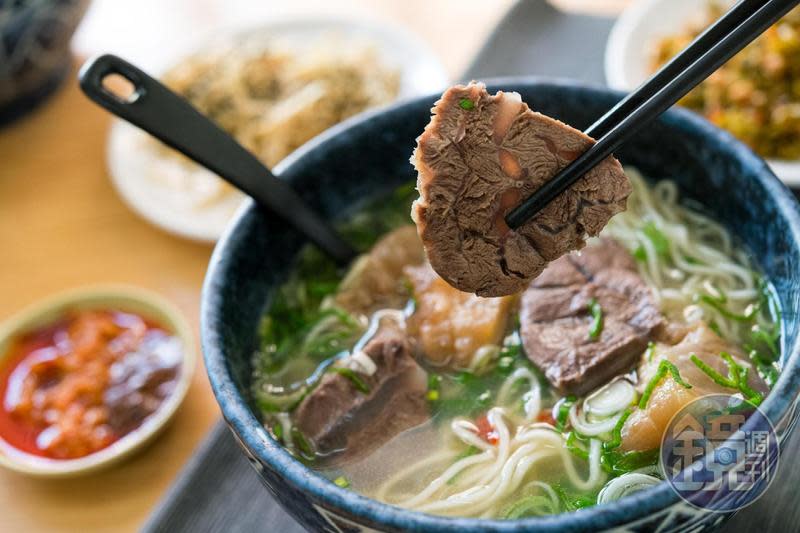 「東佳牛肉麵」鄰近台中美術館綠園道周邊，為在地人所稱道。