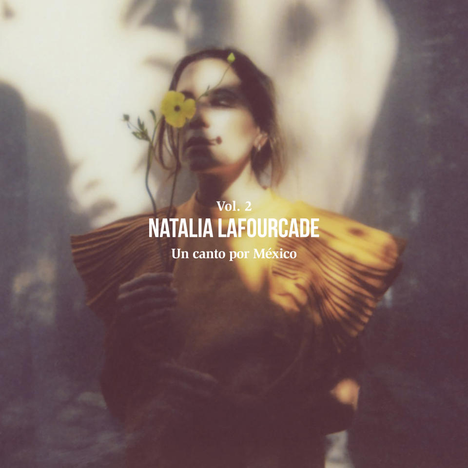 En esta imagen difundida por Sony Music México, la portada del nuevo álbum de Natalia Lafourcade, "Un canto por México, Vol. 2". (Sony Music México vía AP)