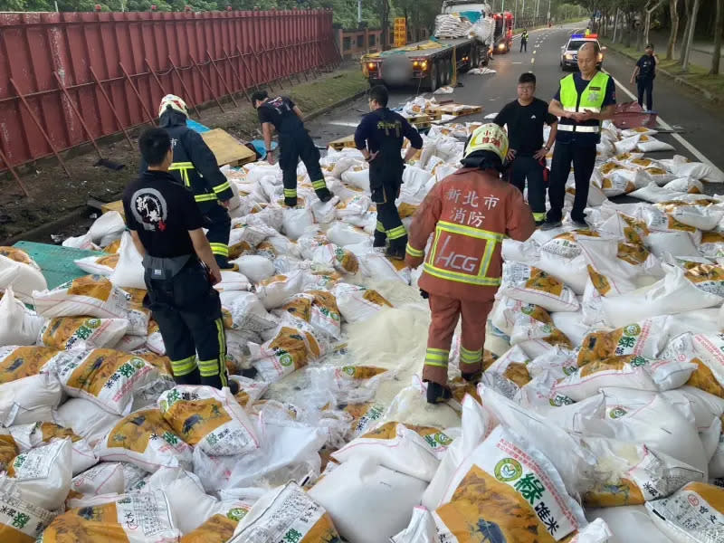 ▲曳引拖板車撞護欄衝進台北校園內，大量白米掉落在道路上，警消獲報前往現場處理。（圖 ／翻攝畫面）