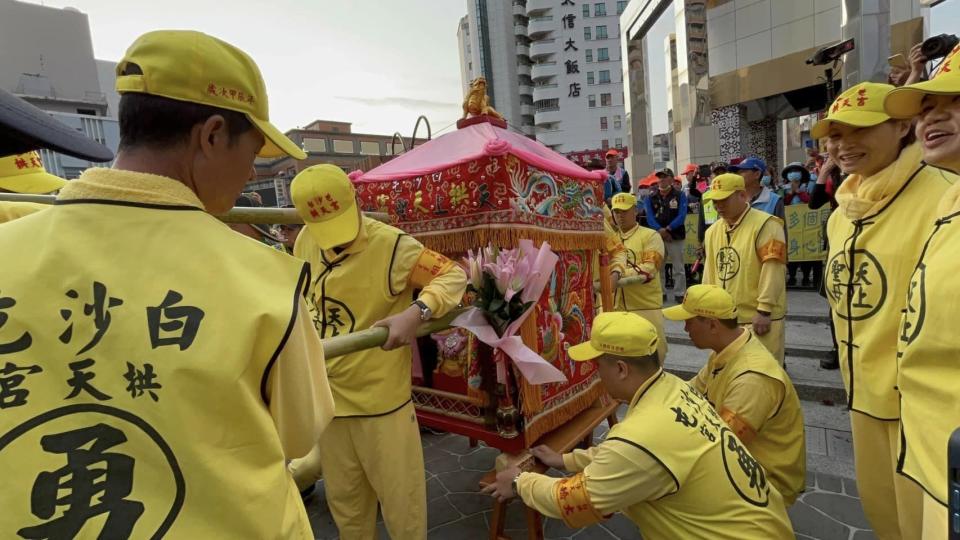 ▼白沙屯媽祖回程速度極快，不過仍有大批香燈腳追隨。（圖／翻攝自白沙屯拱天宮臉書）