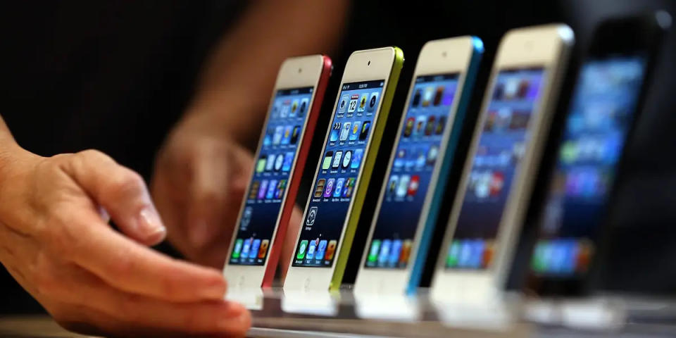Der iPod Touch wird während einer Apple-Veranstaltung im Jahr 2012 gezeigt. - Copyright:  Justin Sullivan/Getty Images