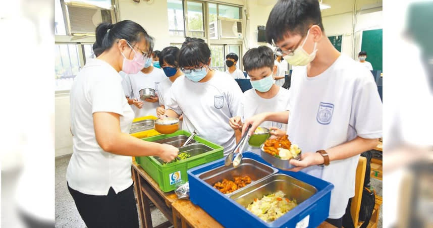 台北市懷生國中老師1日中午在教室內分配營養午餐給學生。（圖／報系資料照）