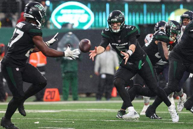 Jets players so happy for Mike White that they celebrated during his FOX  postgame interview