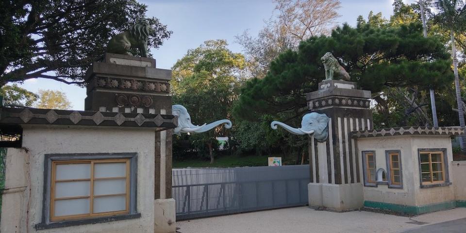 新竹市立動物園(Photo via Wikimedia, by Taiwania Justo, License: CC BY-SA 4.0，圖片來源：https://zh.wikipedia.org/wiki/新竹市立動物園#/media/File:Old_entrance_of_Hsinchu_Zoo_20190823.jpg)