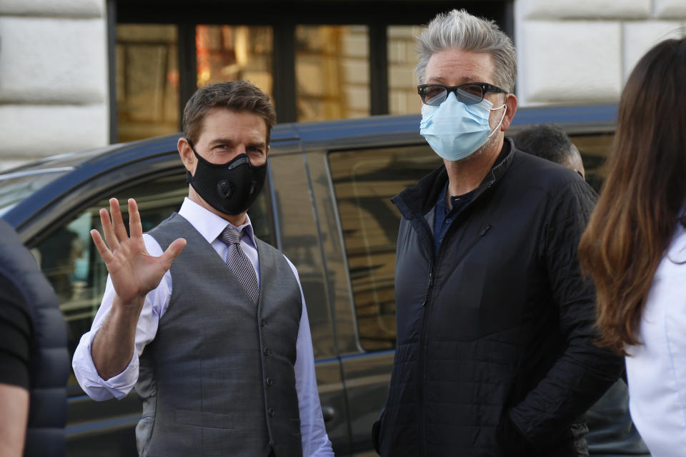  Actor Tom Cruise and film director Christopher McQuarrie wearing a face mask on the set of the film Mission Impossible 7 shot in Via Nazionale. Rome (Italy), October 9th 2020 Photo Samantha Zucchi /Insidefoto/Sipa USA) 