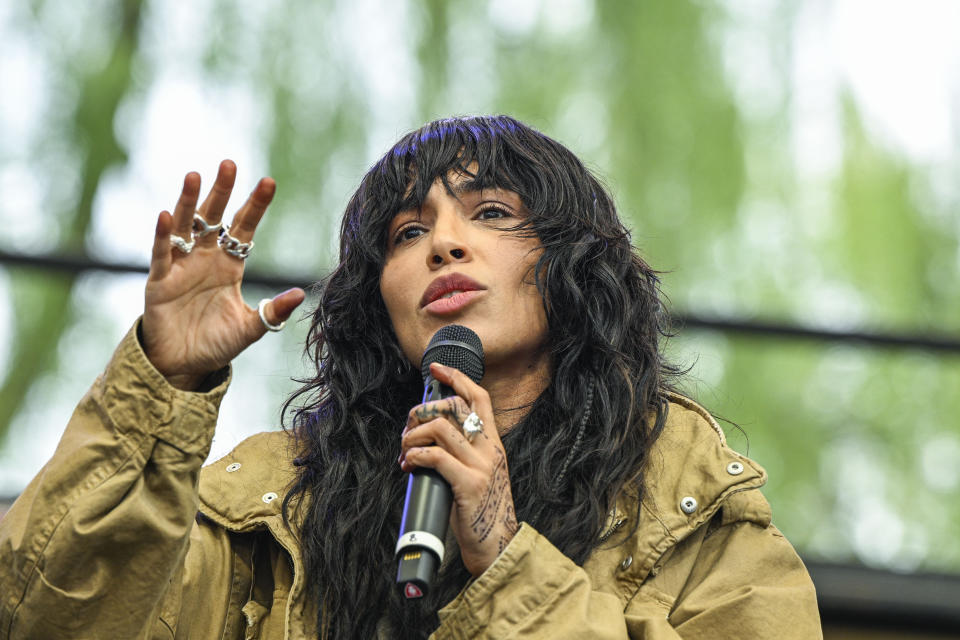 La ganadora del Festival de Eurovisión Loreen de Suecia en el escenario para celebrar con fanáticos en el parque Kungstradgarden en Estocolmo, Suecia, el martes 16 de mayo de 2023. Loreen (Lorine Talhaoui) ganó la final de Eurovisión en Liverpool el 13 de mayo con la canción "Tattoo". (Anders Wiklund/TT News Agency vía AP)