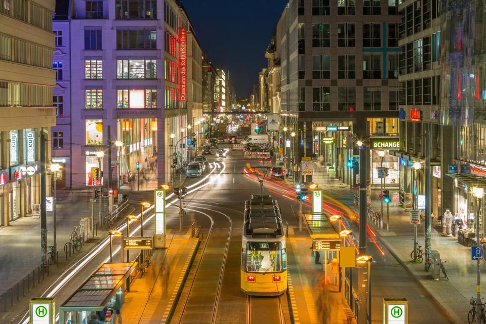 Die Friedrichstraße in Berlin ist, wie viele andere Einkaufsstraßen in Deutschland auch, selbst dann hell erleuchtet, wenn kaum mehr Fußgänger unterwegs sind. Das kostet viel Strom. - Copyright: fhm/Getty Images