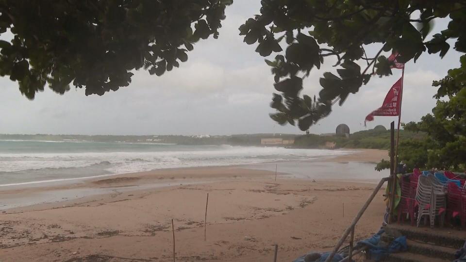 因應杜蘇芮颱風來襲，墾丁沙灘全部封閉。