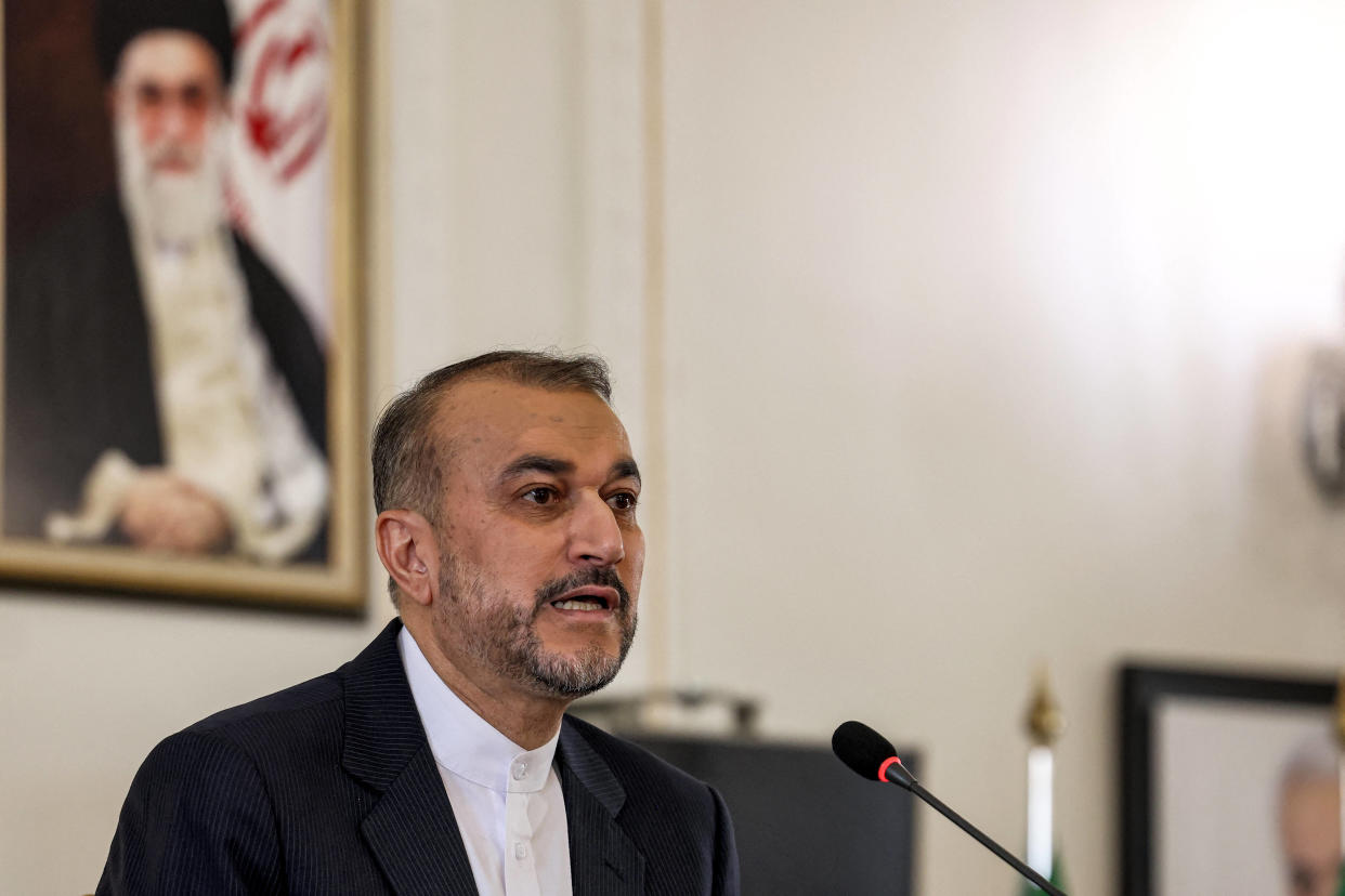 Le ministre iranien des Affaires étrangères, Hossein Amir-Abdollahian, ici s’adressant à la presse à son siège à Téhéran, le 14 avril 2024.