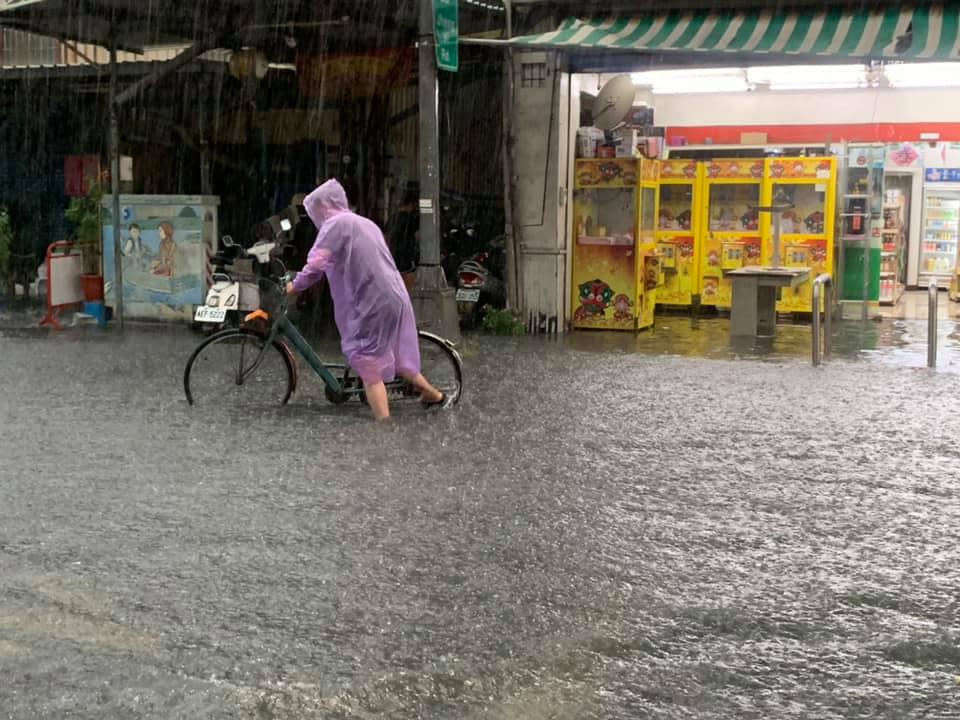 今天(19日)傍晚5點左右，高雄開始下起大雷雨，短時強降雨造成排水系統宣洩不及，高雄市水利局掌握，包括高雄市政府鳳山行政中心周圍等，全高雄至少7處積淹水。   圖：翻攝高雄大小事臉書粉專