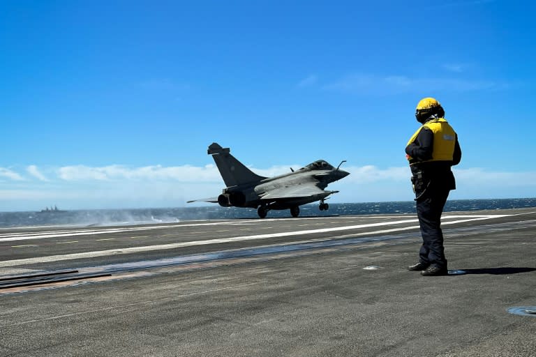 Un Rafale décolle du porte-avions Charles de Gaulle, au large des côtes de Toulon, le 25 avril 2024 (Olivier BAUBE)