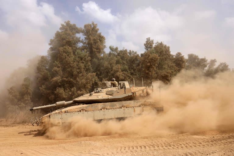 Tanques israelíes en la frontera con la Franja de Gaza, en el sur. (Menahem KAHANA / AFP)