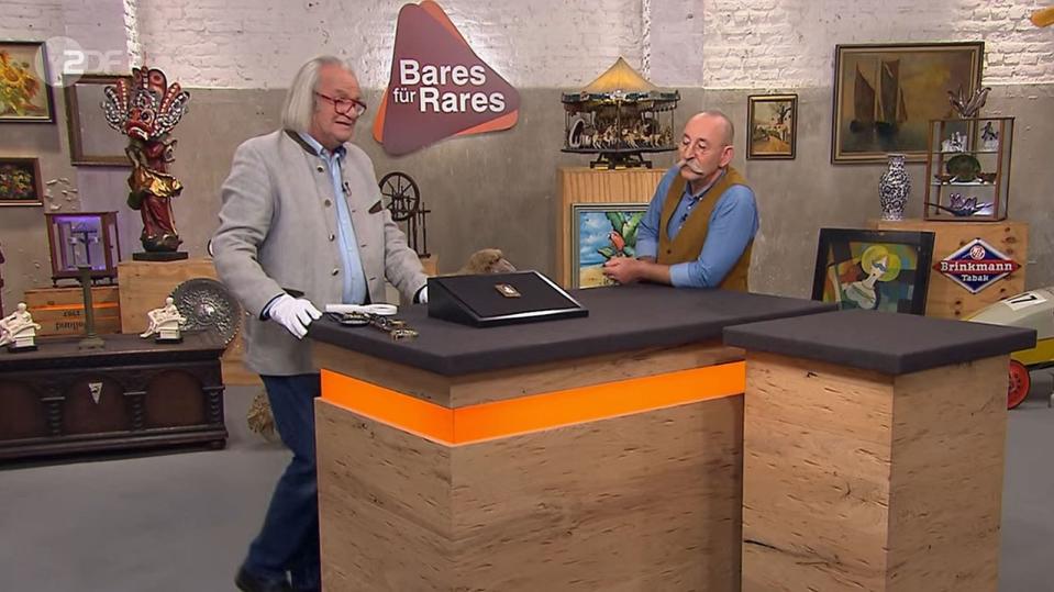 "Wat ham wir denn da?" Horst Lichter erkannte das Antlitz nicht gleich auf Anhieb. Albert Maier half nach: "Wir haben den Märchenkönig!" Ludwig II. bei "Bares für Rares"! Blieb nur die Frage: billiges Souvenir oder wertvolles Original? (Bild: ZDF)