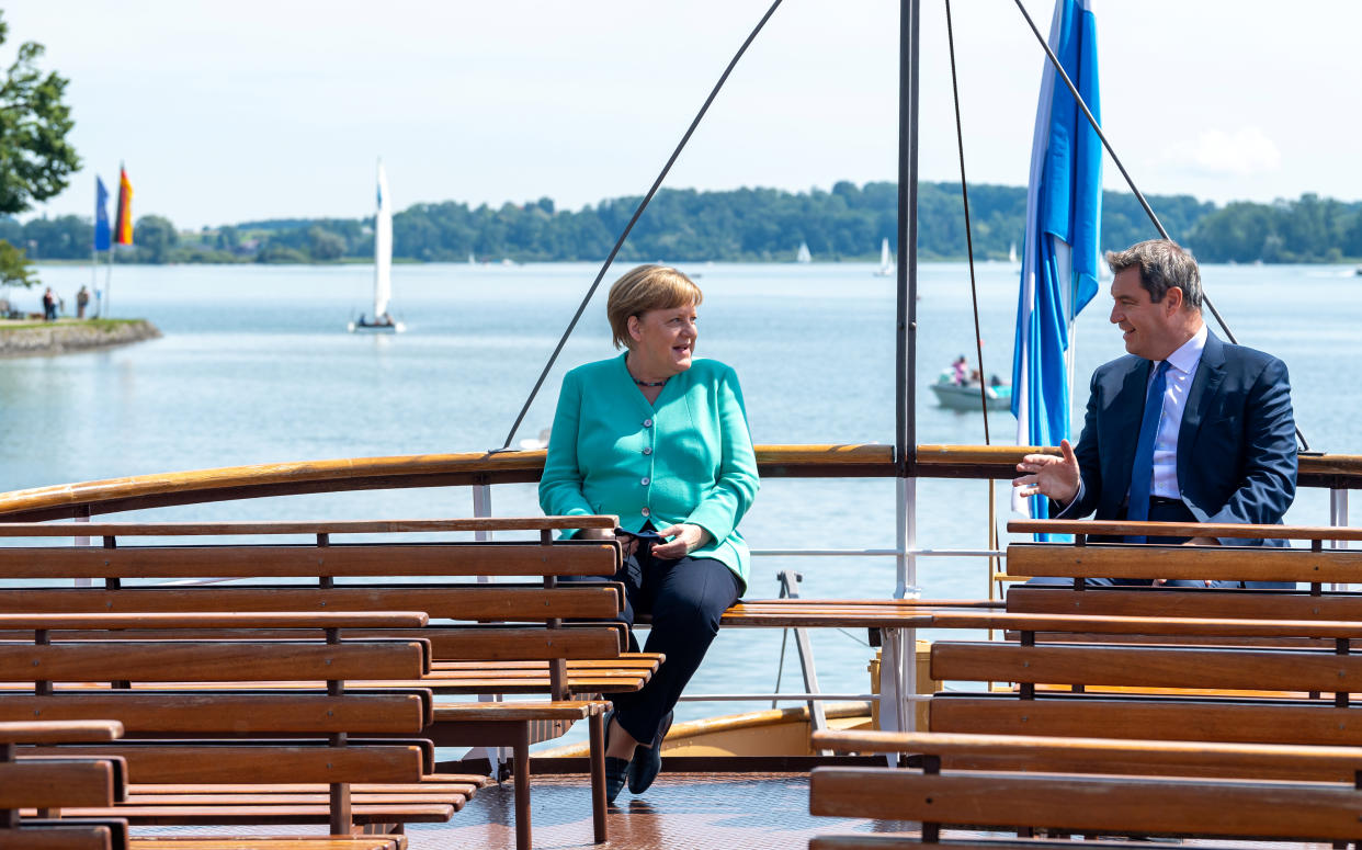 Angela Merkel und Markus Söder auf dem Weg zu einer Kabinettssitzung auf Herrenchiemsee im Juli 2020 (Bild: Peter Kneffel/Pool via Reuters)