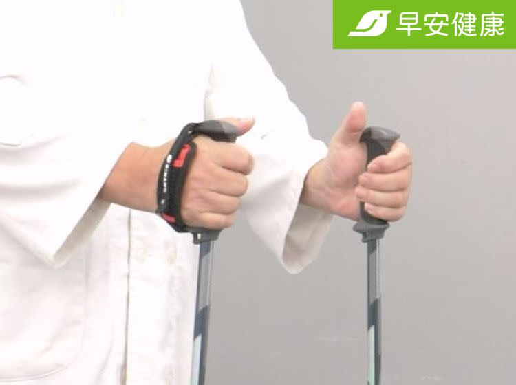手持日式健走杖時，只要手穿進握環，輕輕握住健走杖即可，過度用力握會很累。