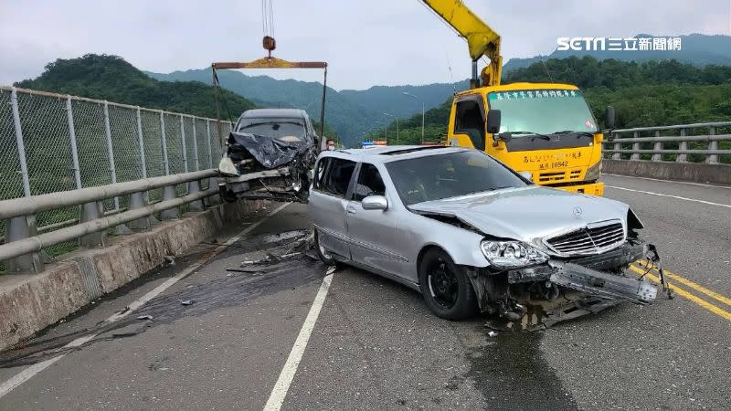 轎車當場遭受猛烈撞擊，變形毀損。