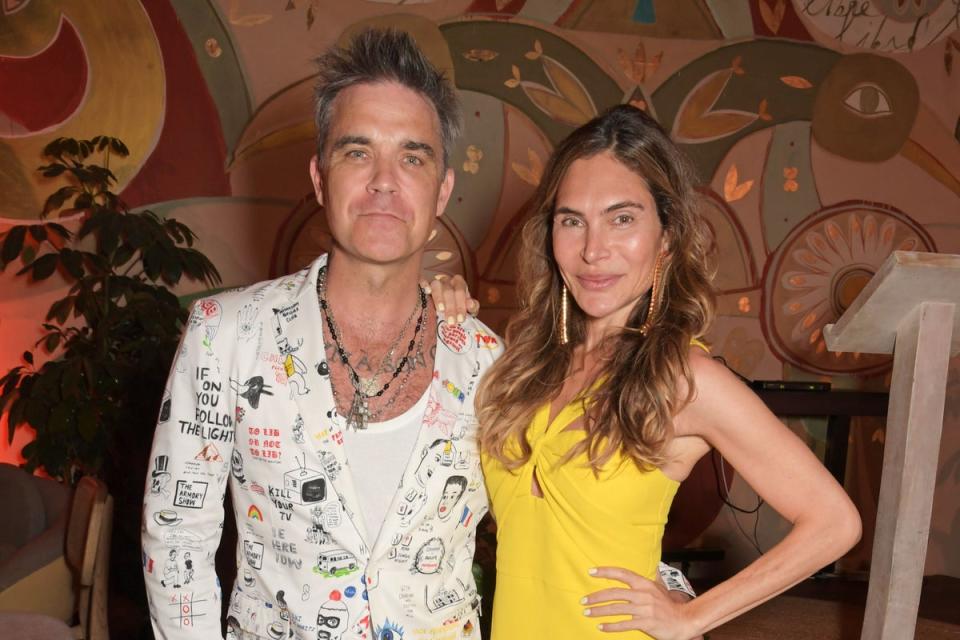 Teen Cancer America Ibizan Art Gala 2022 Hosted By Darren Strowger & Robbie Furze: IBIZA, SPAIN - AUGUST 16: Robbie Williams and Ayda Field attend the TCA Ibizan Art Gala 2022 hosted by Darren Strowger and Robbie Furze in aid of Teen Cancer America (TCA) and Ibiza and Formentera Against Cancer (IFCC) at Six Senses Ibiza on August 16, 2022 in Ibiza, Spain. (Dave Benett)