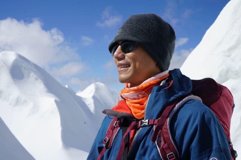 Zhang Hong stands on a mountain in mountaineering gear. The Chinese climber was the first blind Asian to scale Mount Everest in 2021. He wanted to prove something to himself - and his wife - by climbing Mount Everest. Uncredited/Shenzhen Mountaineering Association/dpa