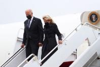 <p>Joe Biden et sa femme Jill arrivent à la base de Dover, dans le Delaware, le 29 août 2021.</p>