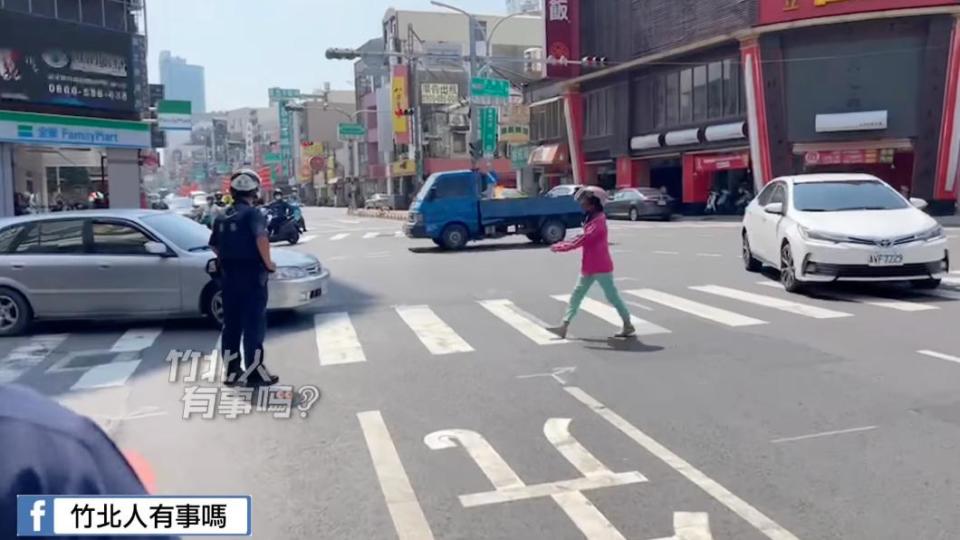 女童站在斑馬線上準備過馬路。（圖／翻攝自「竹北人有事嗎」）