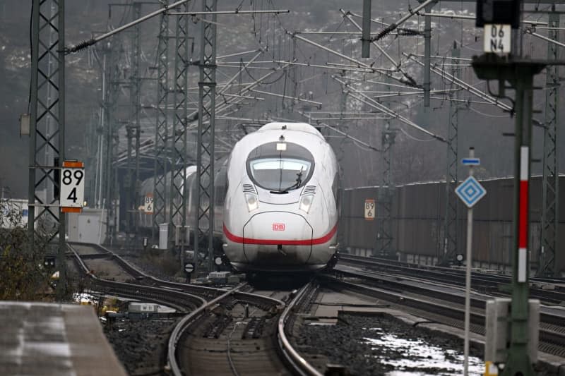 An ICE train pulls into Montabaur station. Federico Gambarini/dpa