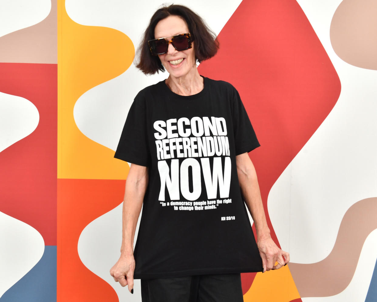 “Zweites Referendum JETZT” Die britische Designerin Katharine Hamnett gilt als die Königin des Statement-T-Shirts. Klar, dass sie auch Anti-Brexit-Parolen in petto hat. (Bild: Getty Images)