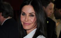 Fast nicht wiederzuerkennen? Um "jünger" auszusehen, ließ sich "Friends"-Star Courteney Cox vor einigen Jahren Botox spritzen - mit sichtbar äußerst mäßigem Erfolg. Danach erkannte die Schauspielerin, dass die Behandlung keine gute Idee gewesen war. Welche Promis ebenfalls ihre Schönheitseingriffe im Nachhinein bereuten, zeigt die Galerie. (Bild: Eamonn M. McCormack/Getty Images)