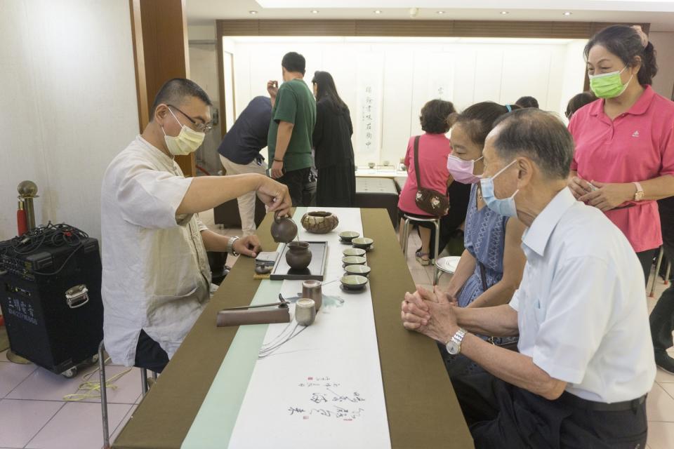 蕭董事長與貴賓們品嘗專業茶師的茶席。   圖：萬和宮/提供