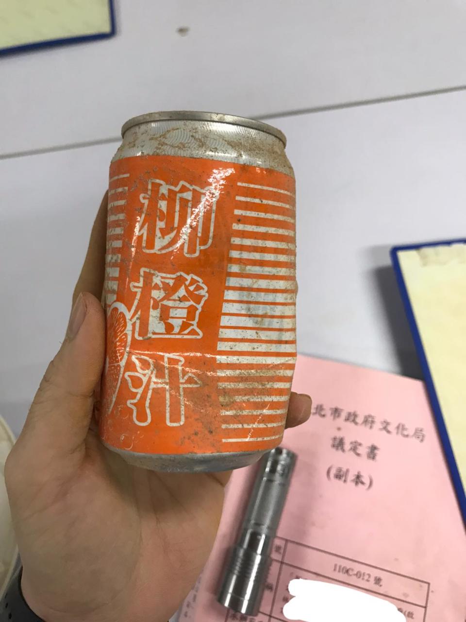 網友發現柳橙汁包裝不尋常。（圖／翻攝自路上觀察學院臉書）
