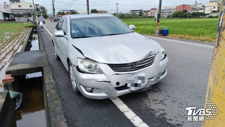 汽車車頭受損，駕駛梁女酒測值為0。（圖／TVBS）