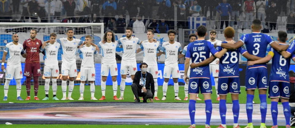 Avant le coup d'envoi, les 22 acteurs du match entre l'Olympique de Marseille et le FC Lorient ont respecté une minute de silence en hommage à Bernard Tapie, décédé le 3 octobre dernier. 
