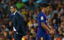 Soccer Football - La Liga Santander - FC Barcelona vs Malaga CF - Camp Nou, Barcelona, Spain - October 21, 2017 Barcelona’s Luis Suarez is substituted as coach Ernesto Valverde looks on REUTERS/Albert Gea