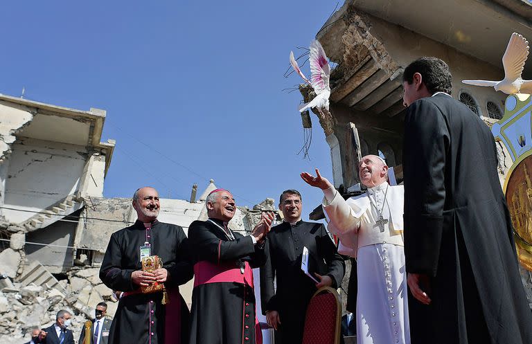 Francisco, soltando una paloma blanca en una plaza cerca de las ruinas de la Iglesia católica siríaca de la Inmaculada Concepción