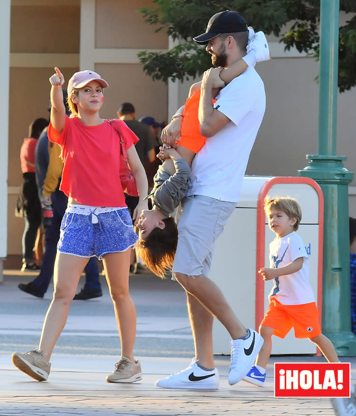 Shakira y Piqué con sus hijos