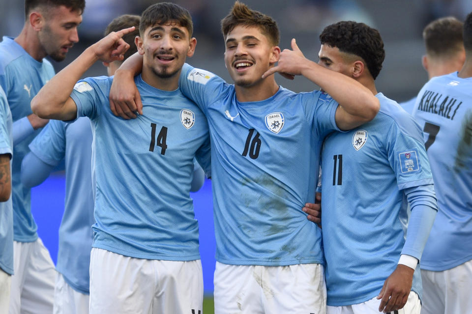 Ran Binyamin de Israel, en el centro, celebra tras anotar el gol de su equipo ante Corea del Sur en el partido por el tercer puesto del Mundial Sub20 en el estadio Diego Maradona de La Plata, Argentina, domingo 11 junio, 2023. (AP Foto/Gustavo Garello)