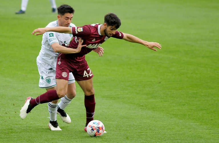 López controla la pelota frente a Sarmiento; es otra de sus virtudes: saber jugar de espalda.