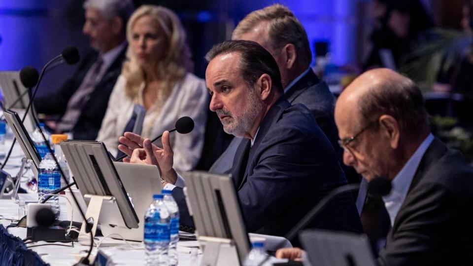 El fideicomisario Roger Tovar, en el centro, habla durante una reunión de la Junta de Fideicomisarios de FIU celebrada en el Campus Modesto A. Maidique de FIU el 3 de marzo de 2022. Presidirá el comité de búsqueda presidencial para sustituir a Mark Rosenberg.