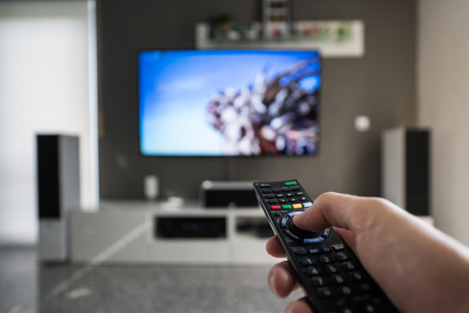 Wenn der Fernseher nachts nicht abgeschaltet wird, verbraucht er unbemerkt Strom (Symbolbild: Getty Images)