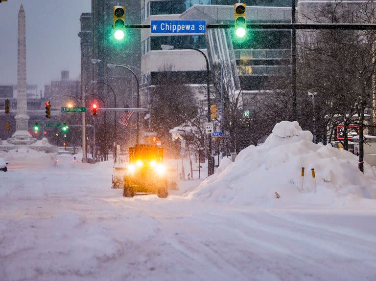 El trabajo de los servicios de emergencia en Buffalo. (HANDOUT / THE OFFICE OF GOVERNOR KATHY HOCHUL / AFP)